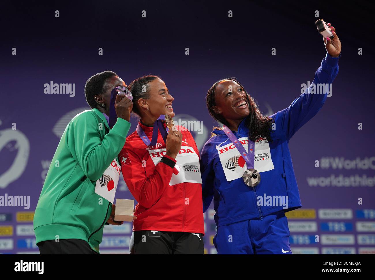 Tokyo, Giappone. 16 settembre 2025. La medaglia d'oro Ditaji Kambundji (C) della Svizzera, la medaglia d'argento Tobi Amusan della Nigeria (L) e la medaglia di bronzo Grace Stark degli Stati Uniti posero per un selfie durante la cerimonia di premiazione degli ostacoli femminili 100 m ai Campionati mondiali di atletica leggera 2025 a Tokyo, Giappone, 16 settembre 2025. Crediti: Jiang Han/Xinhua/Alamy Live News Foto Stock