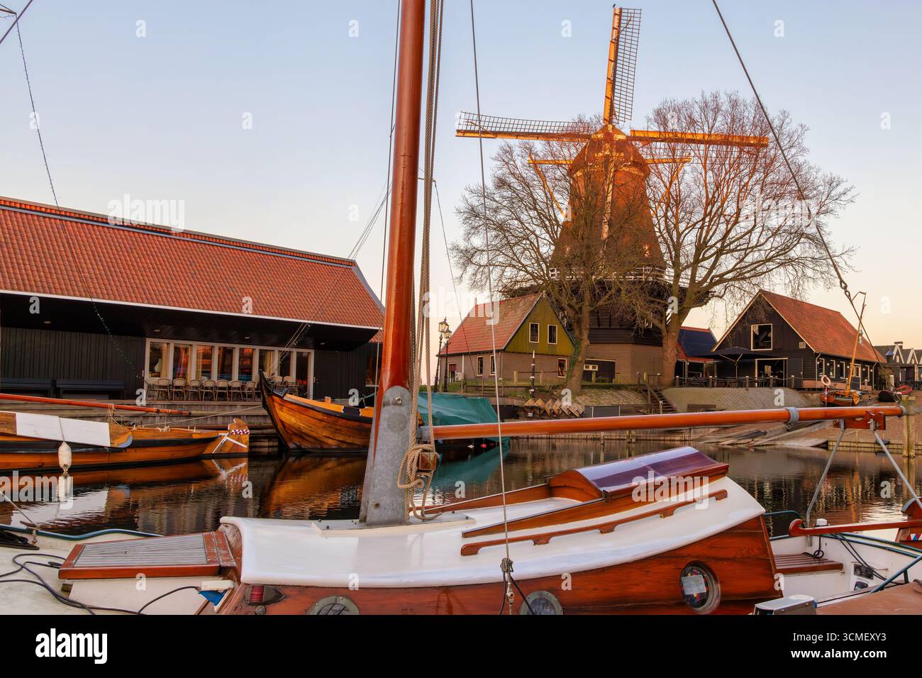 Vista al tramonto dello storico porto della città olandese di Harderwijk Foto Stock