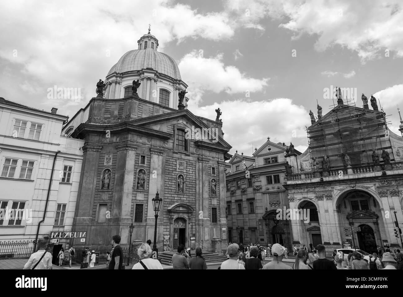 Chiesa di San Francesco Seraph di Assisi in Piazza Krizovnicke vicino al Ponte Carlo a Praga, Repubblica Ceca, il 3 luglio 2025 Foto Stock