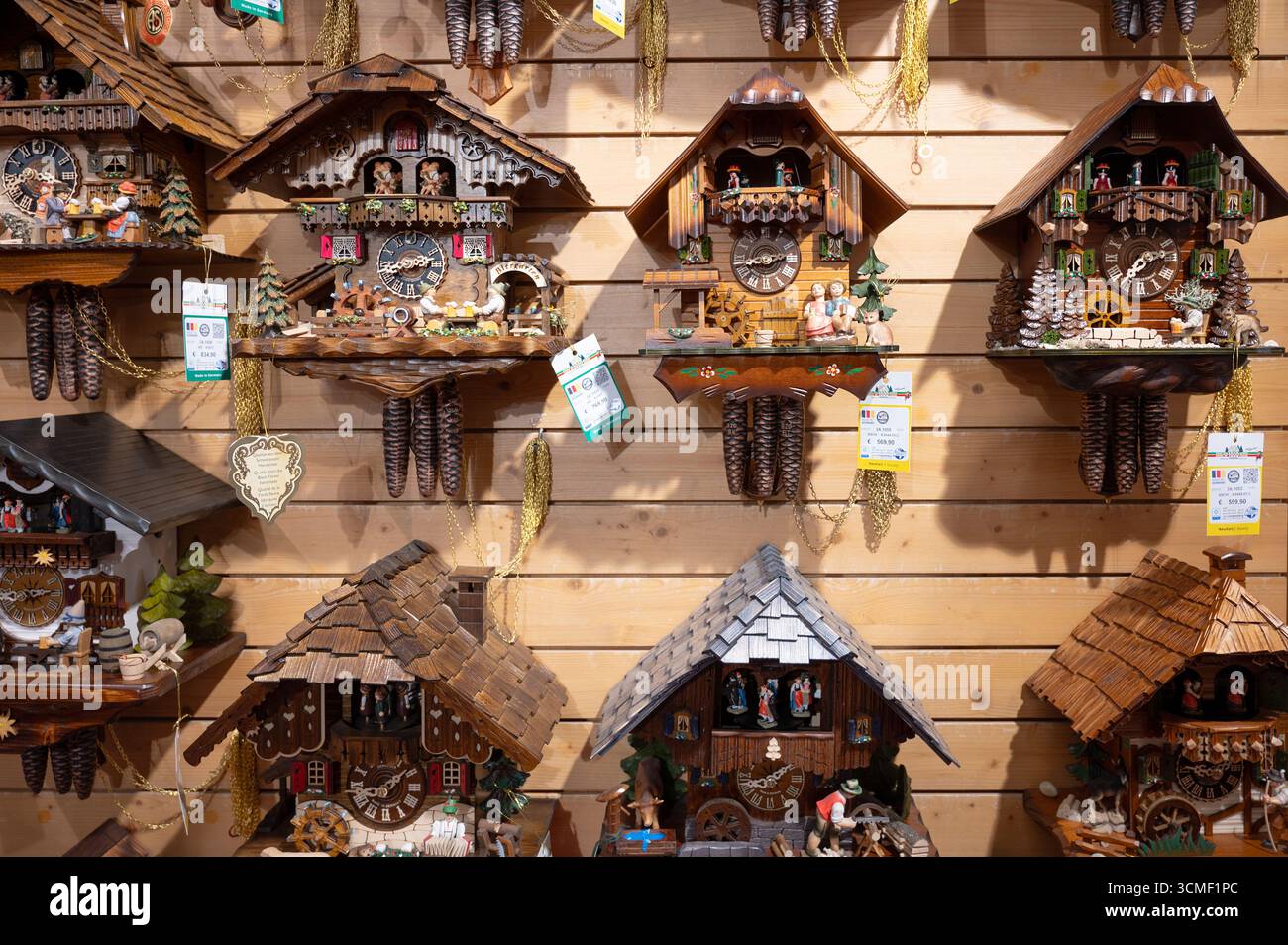 Orologi a cucù in Un negozio nella Foresta Nera, lago Titisee, Neustadt in Germania, artigianato tradizionale, intaglio in legno d'epoca, 30.03.2024 Foto Stock
