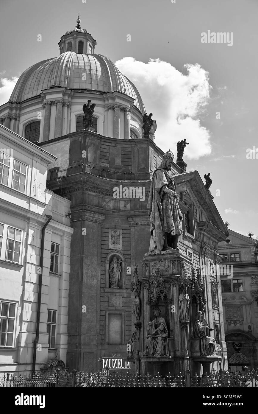 Scultura del Sacro Romano Imperatore Carlo IV e Chiesa di San Francesco Seraph di Assisi in Piazza Krizovnicke vicino al Ponte Carlo a Praga, Repubblica Ceca Foto Stock