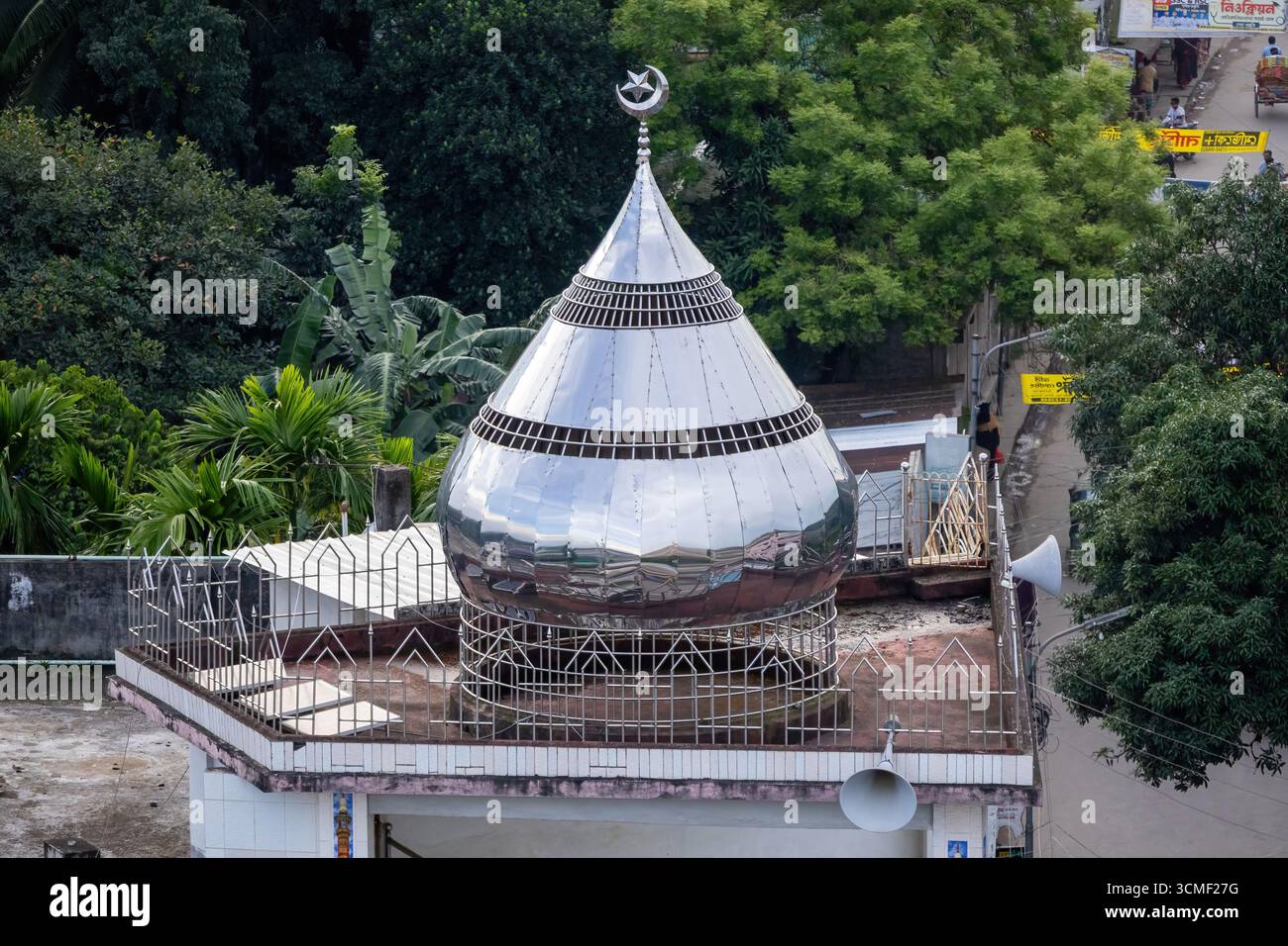 Primo piano della cupola e del minareto d'argento di una moschea, con l'iconica luna crescente islamica e la stella al suo apice. Foto Stock
