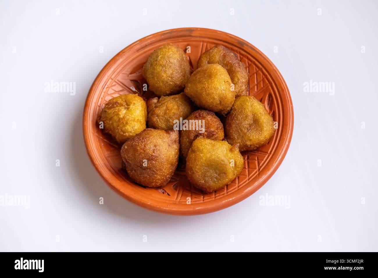 Bengalese Taler Pitha o Taler Bora (frittelle di palma) fatti in casa su un tradizionale piatto di argilla. Questo snack dolce morbido, spugnoso e delizioso è un popolare Bang Foto Stock