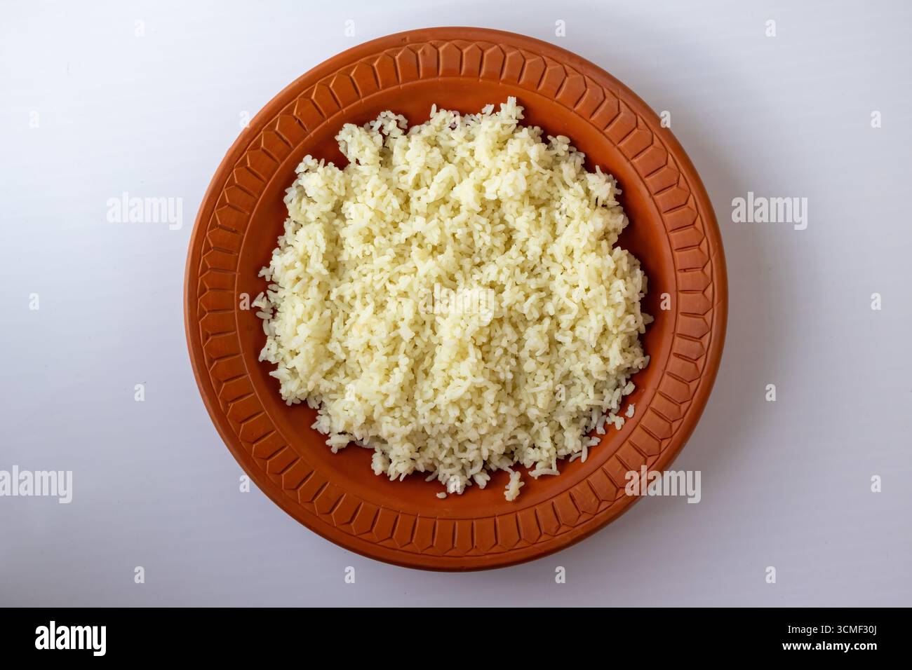 Semplice riso bianco, un piatto tipico del Bangladesh, in un tradizionale piatto di argilla. Questa vista dall'alto verso il basso mette in evidenza la presentazione semplice e rustica di un pasto classico. Foto Stock