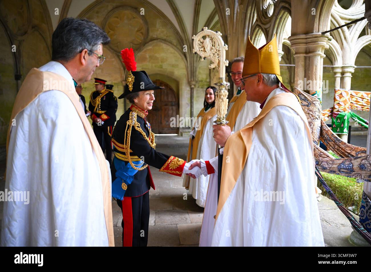 Salisbury, Regno Unito, 16 settembre 2025. I principi reali assistono alla posa degli standard della regina Elisabetta II nella cattedrale di Salisbury. In un servizio speciale martedì 16 settembre, i due reggimenti di Household Cavalry stabilirono i loro attuali standard elisabettiani nella Cattedrale di Salisbury. HRH la Princess Royal, come colonnello Blues e Royals, era presente, insieme al tenente generale Sir Edward Smyth-Osbourne, colonnello Life Guards. Durante il servizio, gli standard furono consegnati al decano di Salisbury, il Revd Nicholas Papadopulos, per la custodia. Immagine: Finnbarr Webster Foto Stock