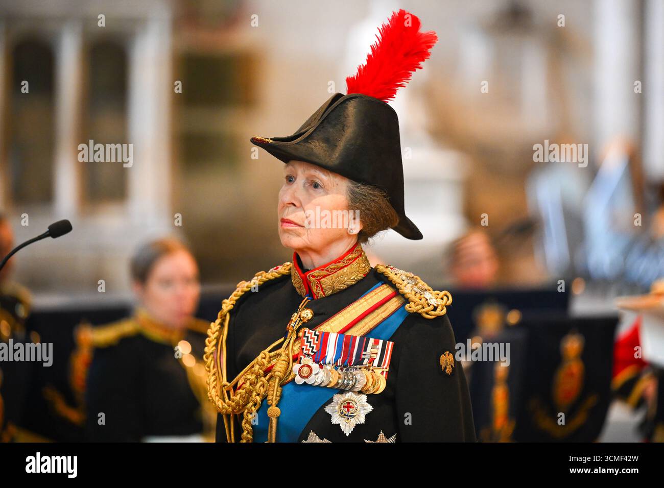 Salisbury, Regno Unito, 16 settembre 2025. I principi reali assistono alla posa degli standard della regina Elisabetta II nella cattedrale di Salisbury. In un servizio speciale martedì 16 settembre, i due reggimenti di Household Cavalry stabilirono i loro attuali standard elisabettiani nella Cattedrale di Salisbury. HRH la Princess Royal, come colonnello Blues e Royals, era presente, insieme al tenente generale Sir Edward Smyth-Osbourne, colonnello Life Guards. Durante il servizio, gli standard furono consegnati al decano di Salisbury, il Revd Nicholas Papadopulos, per la custodia. Immagine: Finnbarr Webster Foto Stock