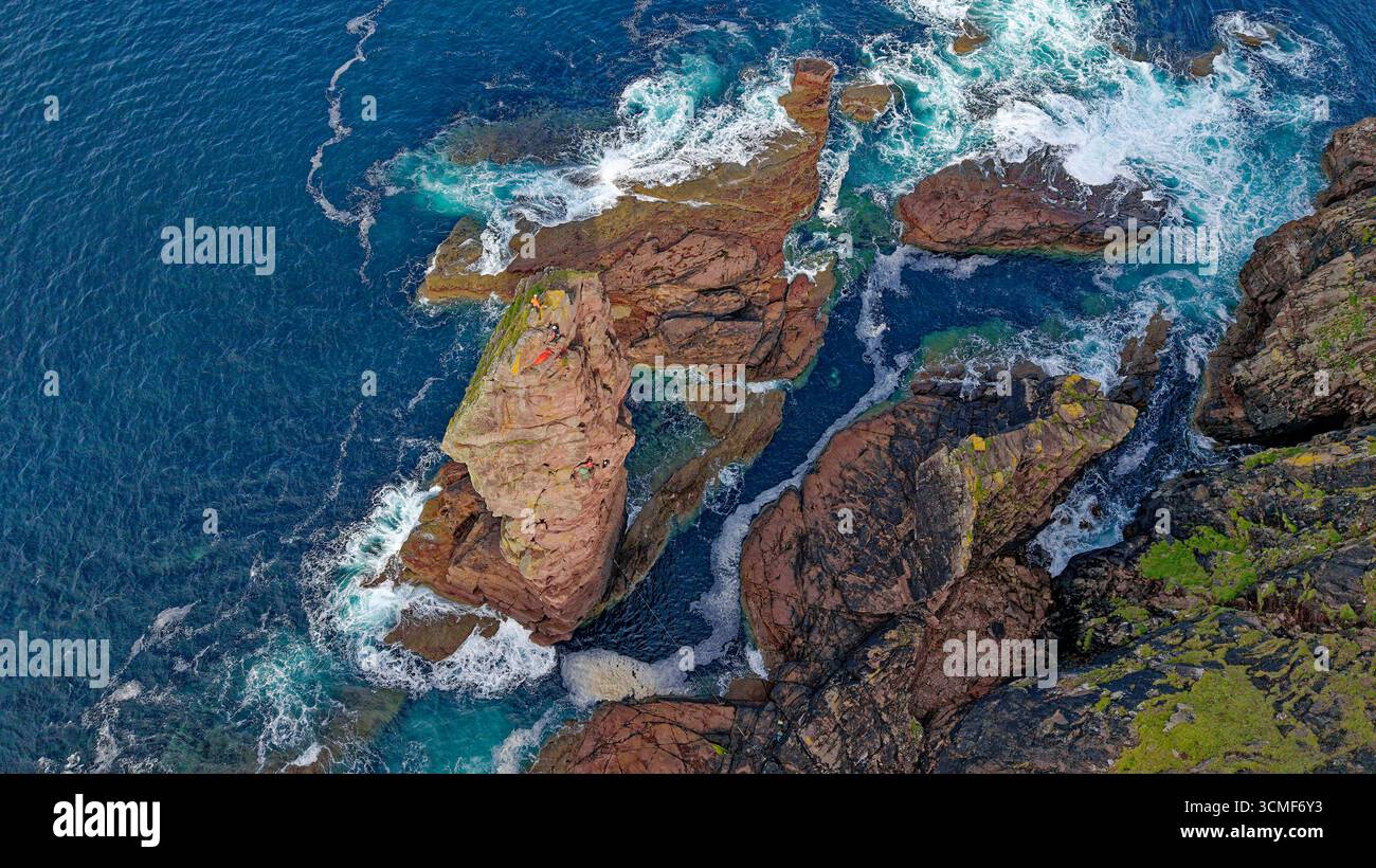 Old Man of Stoer Sutherland, Scozia, 200 metri di arenaria, cinque abili scalatori sopra le rocce e il mare turbolento Foto Stock
