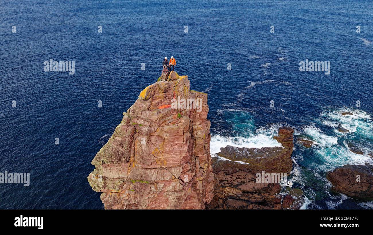 Old Man of Stoer, Sutherland, Scozia, una pila di arenaria di 200 metri, tre scalatori in cima Foto Stock