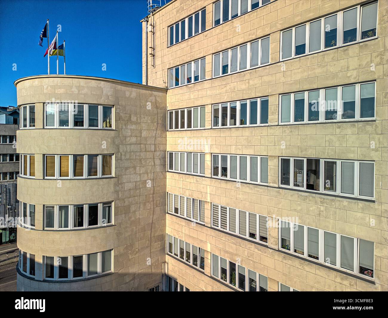Edificio d'uffici moderno HDR Gdynia Polonia struttura commerciale moderna sviluppo urbano esterno cielo blu Foto Stock