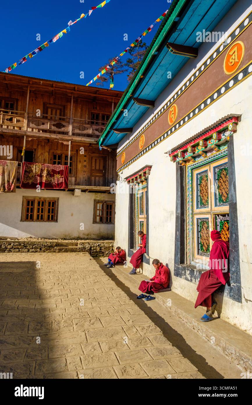 Monaci buddisti che si rilassano nel cortile di un monastero in Nepal Foto Stock