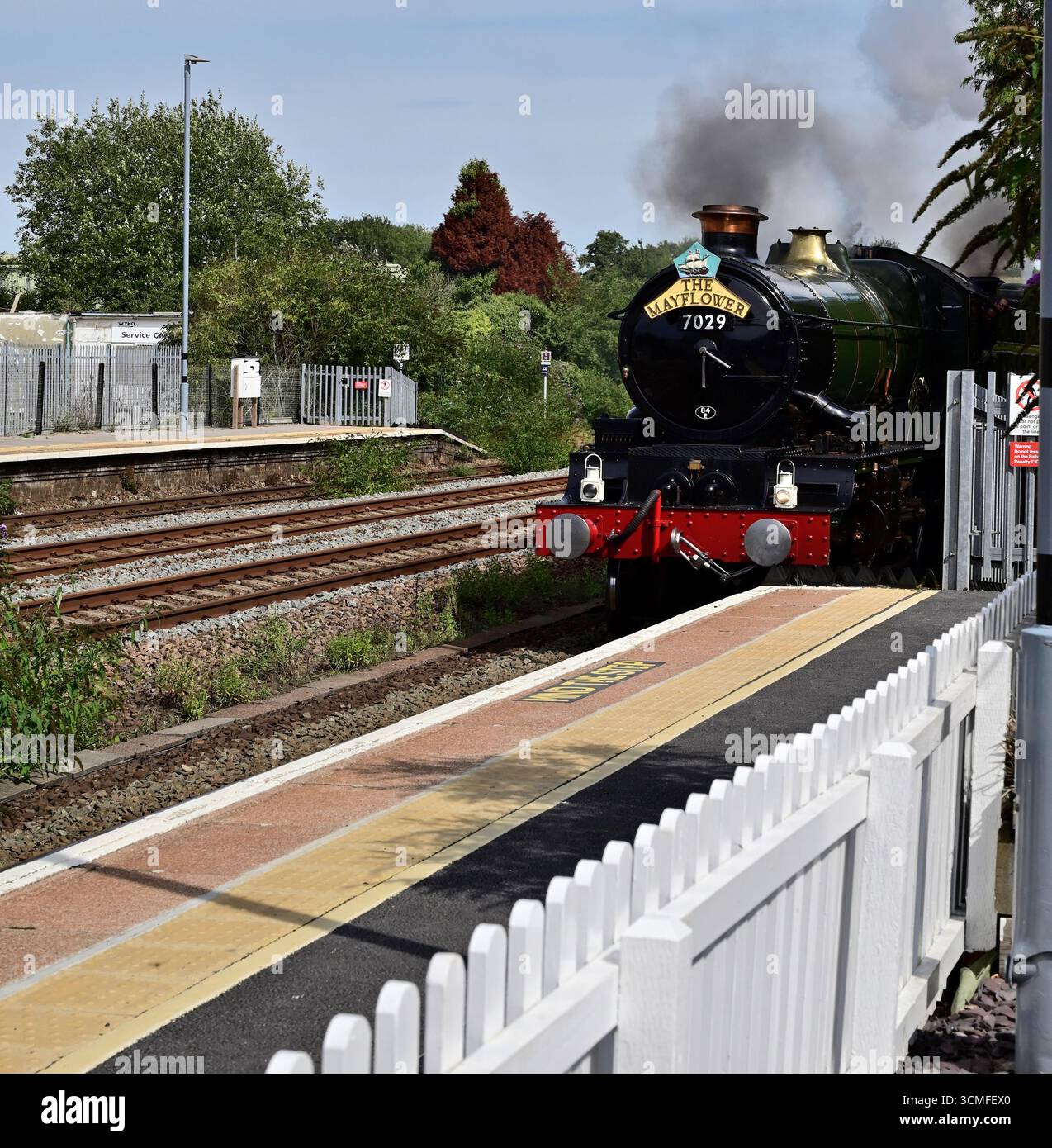 Il castello GWR classe No 7029 Clun Castle si avvicina alla piattaforma della stazione di Totnes con il tour ferroviario Mayflower a Plymouth, pilotando il numero 45596 delle Bahamas. Foto Stock