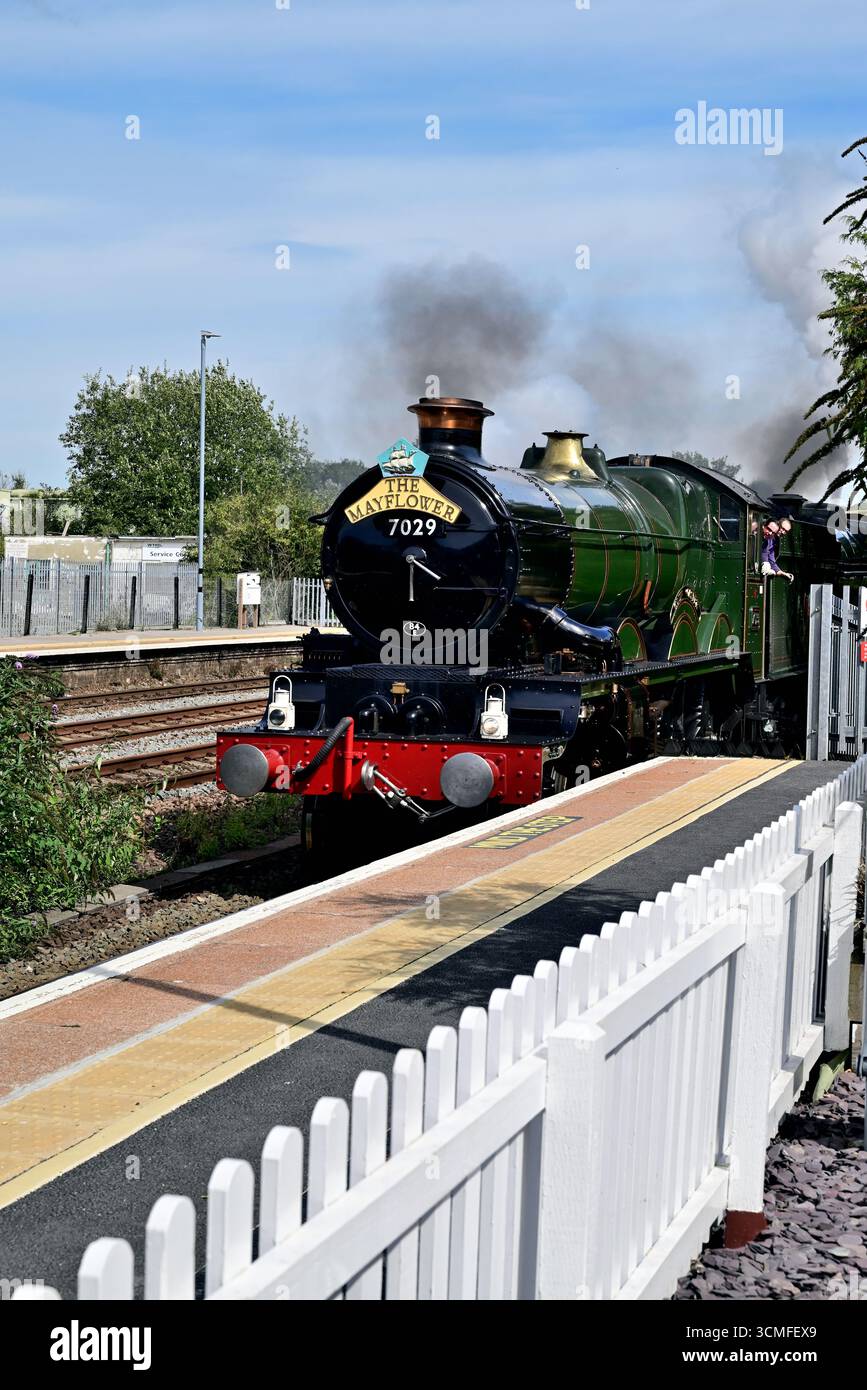 Il castello GWR classe No 7029 Clun Castle si avvicina alla piattaforma della stazione di Totnes con il tour ferroviario Mayflower a Plymouth, pilotando il numero 45596 delle Bahamas. Foto Stock