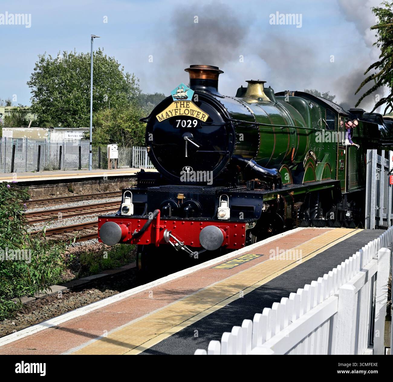 Il castello GWR classe No 7029 Clun Castle si avvicina alla piattaforma della stazione di Totnes con il tour ferroviario Mayflower a Plymouth, pilotando il numero 45596 delle Bahamas. Foto Stock