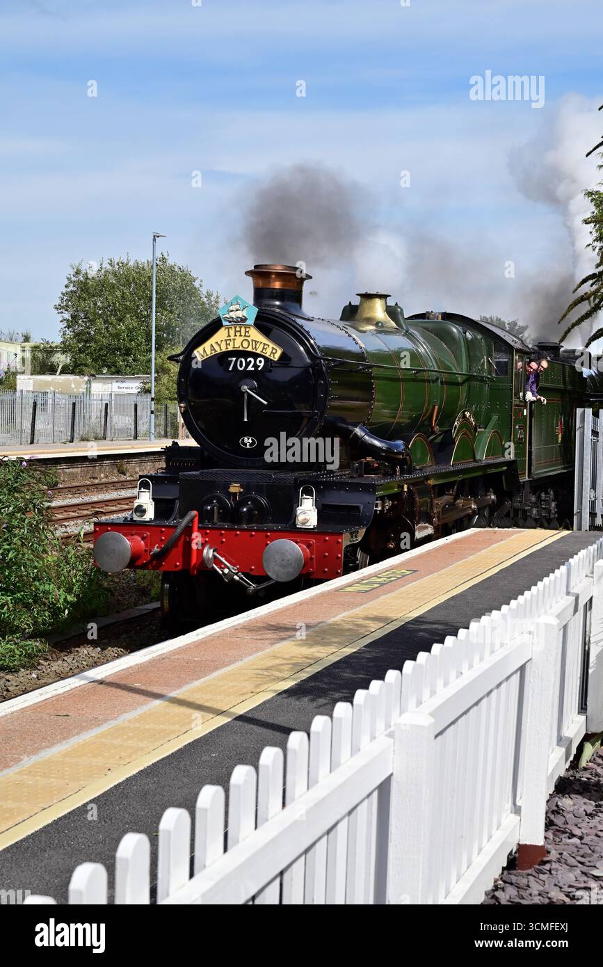 Il castello GWR classe No 7029 Clun Castle si avvicina alla piattaforma della stazione di Totnes con il tour ferroviario Mayflower a Plymouth, pilotando il numero 45596 delle Bahamas. Foto Stock