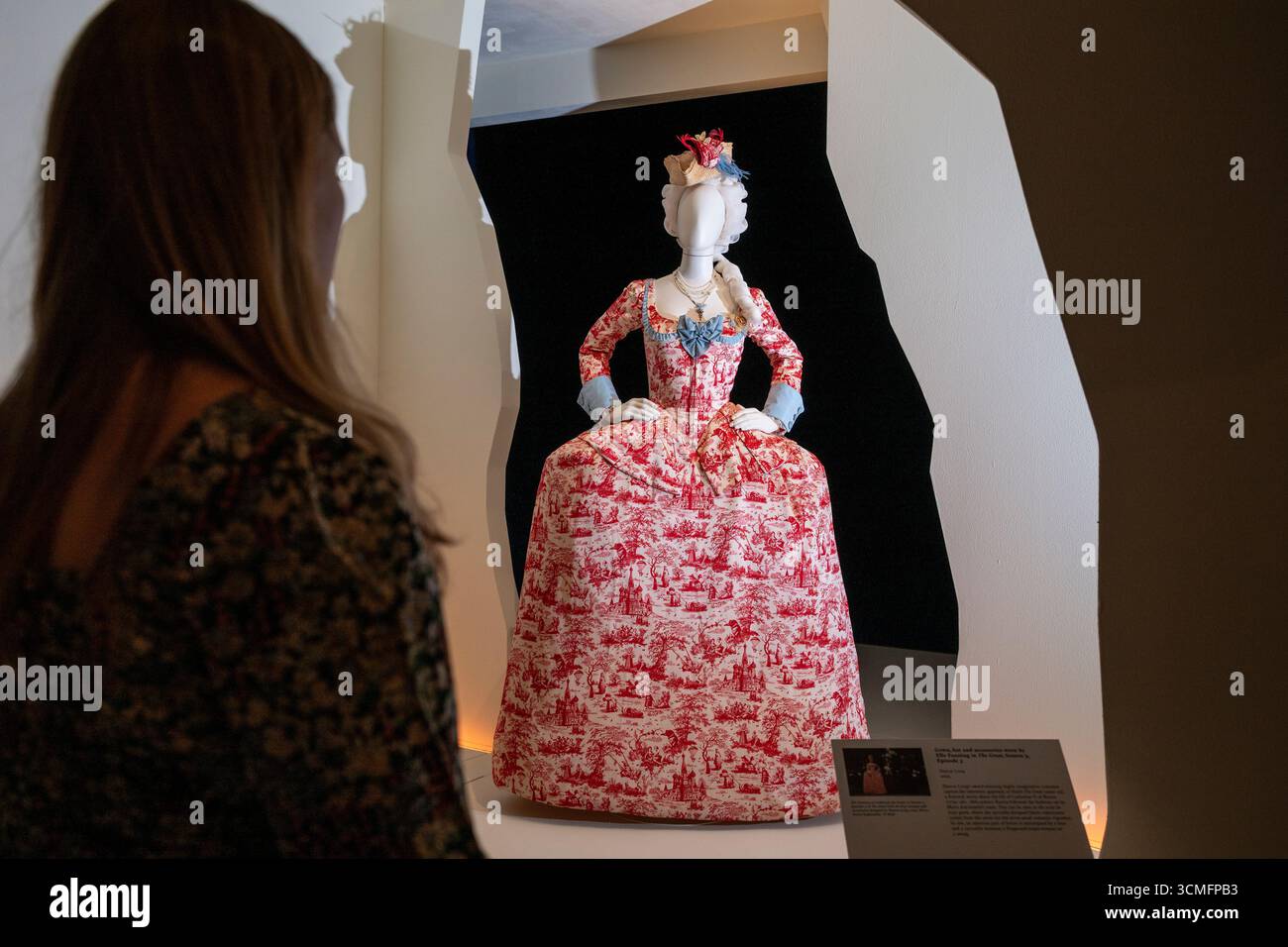 [EMBARGO fino al 00,01 17 settembre 2025]. Londra, Regno Unito. 16 settembre 2025. «Abito, cappello e accessori indossati da Elle Fanning in the Great, stagione 3, episodio 3» di Sharon Long, 2023, in anteprima di Marie Antoinette Style, la prima mostra del Regno Unito sulla regina francese Maria Antonietta. La mostra al V&A di South Kensington esplora le origini e l'influenza della regina più alla moda (e sfortunata) e delle prime celebrità moderne. Lo spettacolo si svolge dal 20 settembre 2025 al 22 marzo 2026. Crediti: Stephen Chung / Alamy Live News Foto Stock