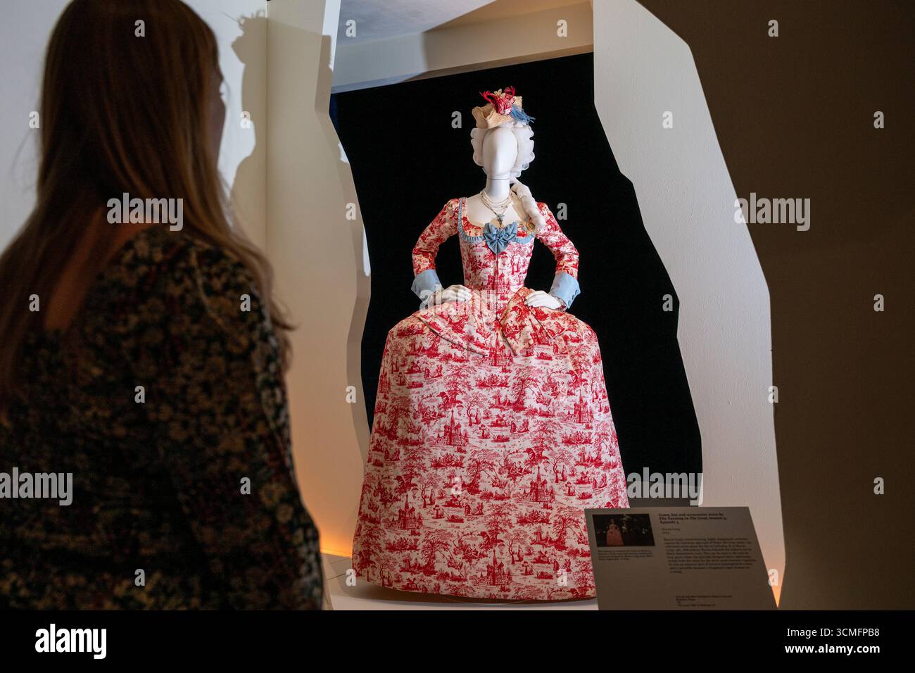 [EMBARGO fino al 00,01 17 settembre 2025]. Londra, Regno Unito. 16 settembre 2025. «Abito, cappello e accessori indossati da Elle Fanning in the Great, stagione 3, episodio 3» di Sharon Long, 2023, in anteprima di Marie Antoinette Style, la prima mostra del Regno Unito sulla regina francese Maria Antonietta. La mostra al V&A di South Kensington esplora le origini e l'influenza della regina più alla moda (e sfortunata) e delle prime celebrità moderne. Lo spettacolo si svolge dal 20 settembre 2025 al 22 marzo 2026. Crediti: Stephen Chung / Alamy Live News Foto Stock