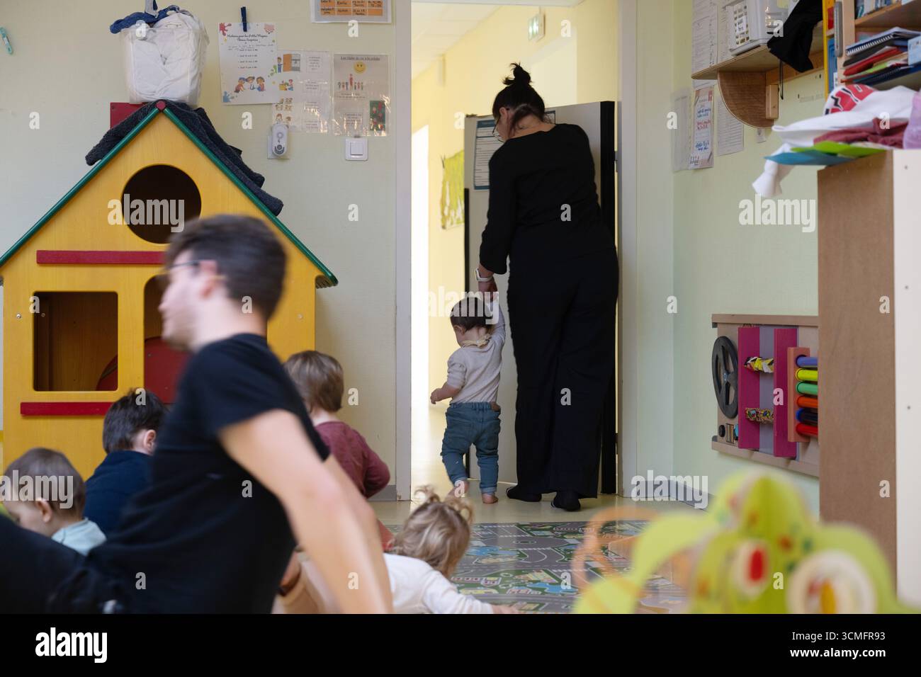 Vieilles-Forges (Francia centro-occidentale): Illustrazione, asilo nido, prima infanzia, assistenza all'infanzia "Les Bambins d'Aunis", associazione di genitori che offre bambini Foto Stock