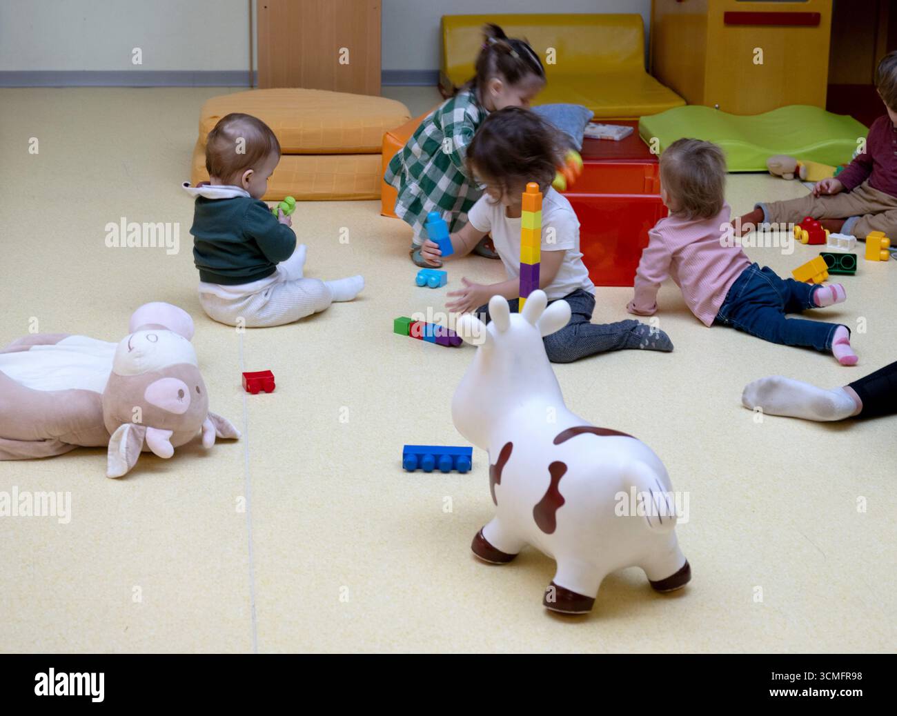 Vieilles-Forges (Francia centro-occidentale): Illustrazione, asilo nido, prima infanzia, assistenza all'infanzia "Les Bambins d'Aunis", associazione di genitori che offre bambini Foto Stock