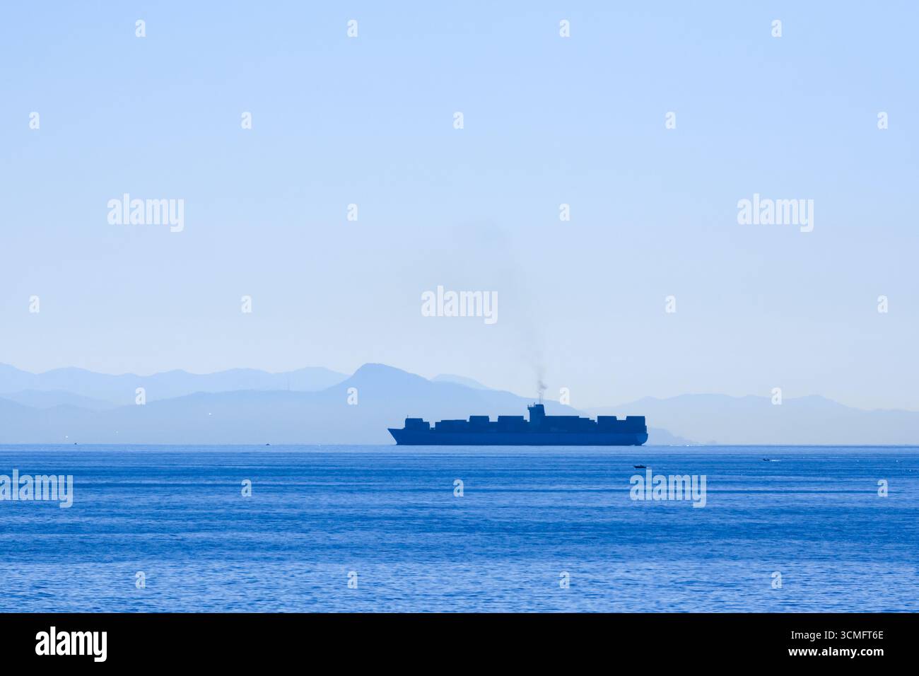 Chiatta da sola nel tranquillo mare Mediterraneo vicino al porto di Genova Foto Stock