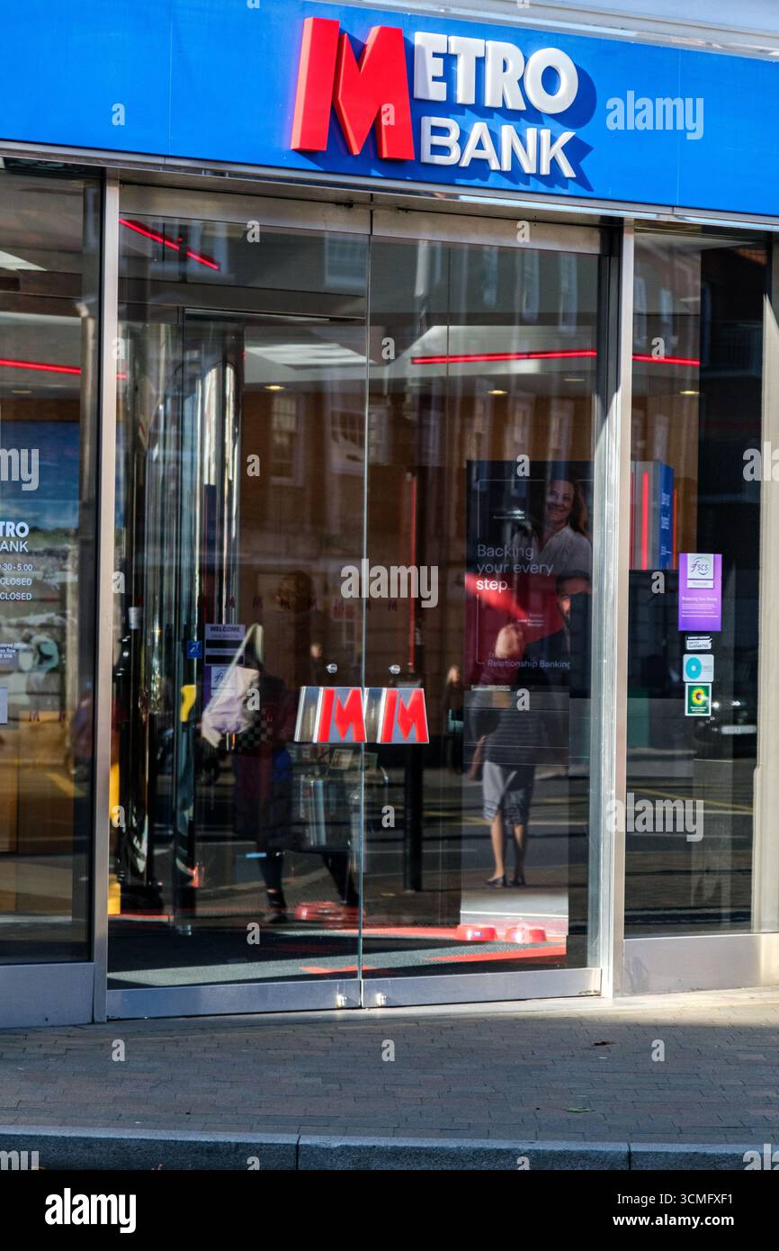 Londra Regno Unito, 16 settembre 2025, Metro Bank Epsom High Street Branch facade e ingresso Foto Stock