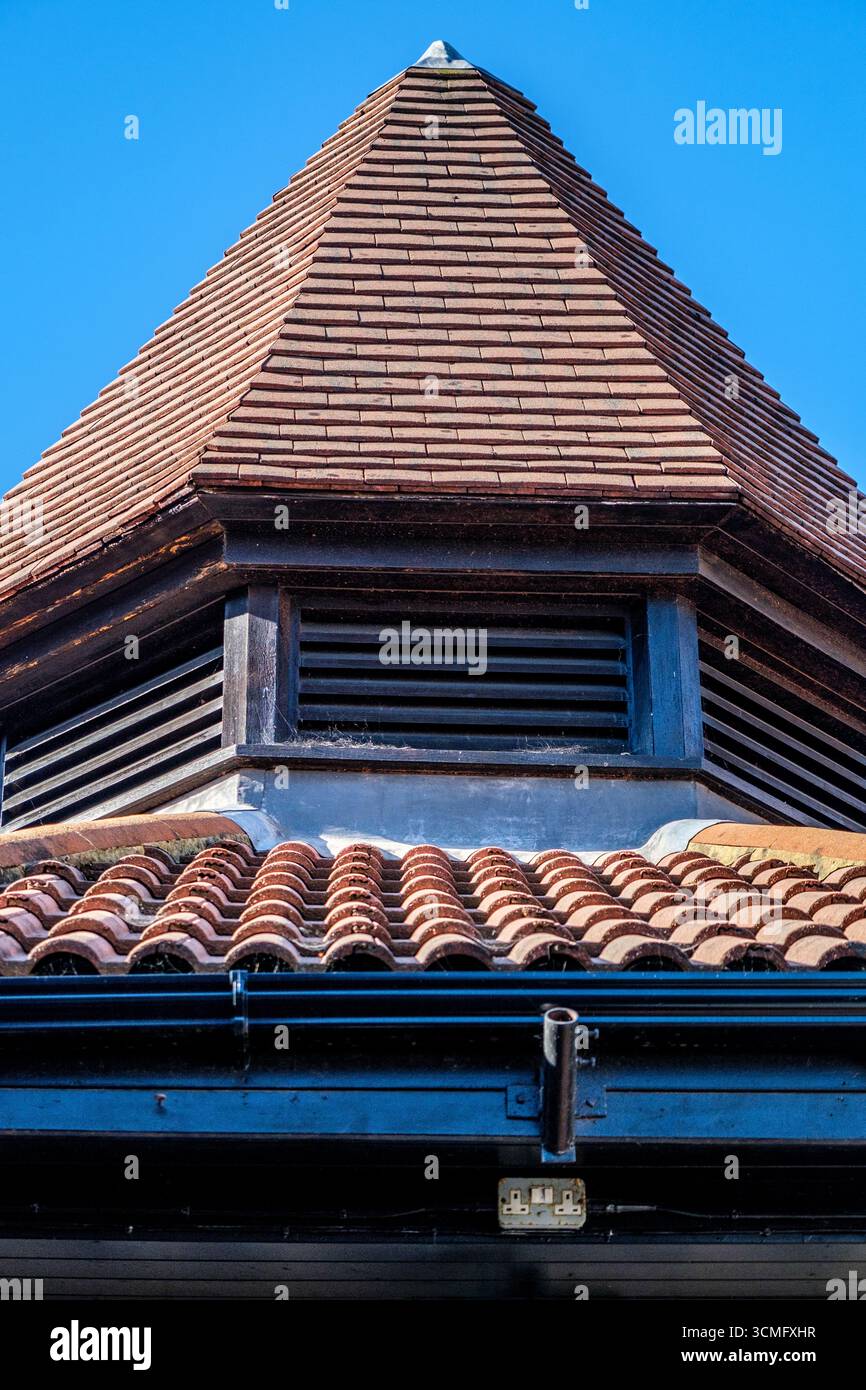 Londra Regno Unito, 16 settembre 2025, Distinguished Contemporary Architectural Roof Design Feature Foto Stock