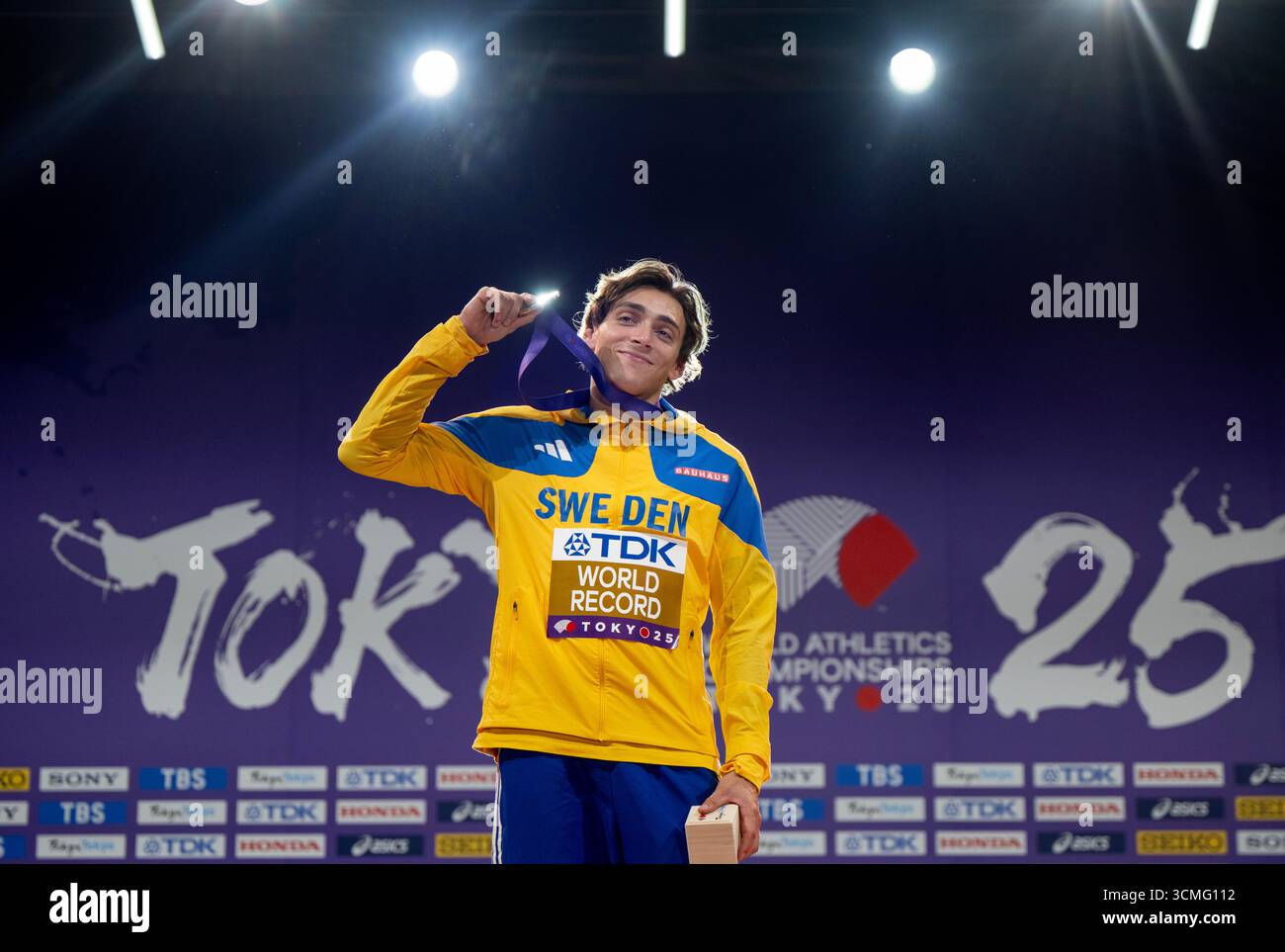 Tokyo, giapponese. 16 settembre 2025. TOKYO, Giappone. Armand Duplantis, svedese, riceve la sua medaglia d'oro nel vault durante i Campionati mondiali di atletica leggera al Japan National Stadium di Tokyo, Giappone. Foto: Christine Olsson/TT/codice 10430 credito: TT News Agency/Alamy Live News Foto Stock