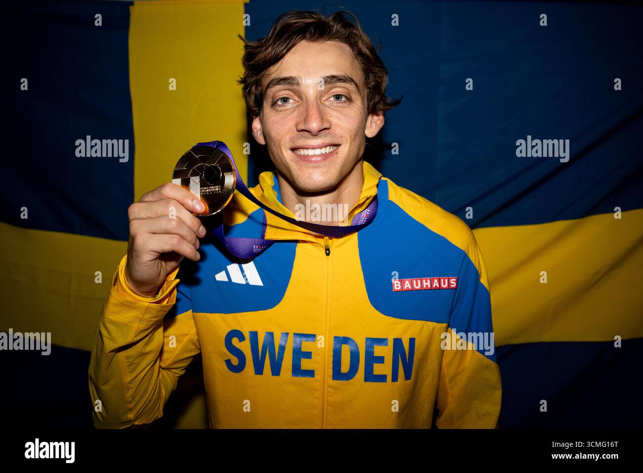Tokyo, giapponese. 16 settembre 2025. TOKYO, Giappone. Armand Duplantis, svedese, riceve la sua medaglia d'oro nel vault durante i Campionati mondiali di atletica leggera al Japan National Stadium di Tokyo, Giappone. Foto: Christine Olsson/TT/codice 10430 credito: TT News Agency/Alamy Live News Foto Stock