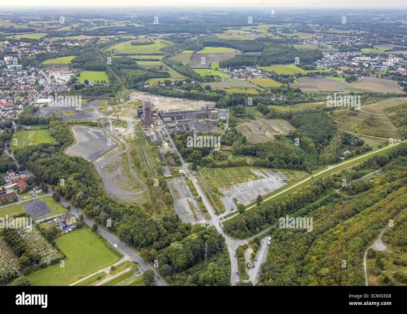 Vista aerea, ex miniera di petrolio Ost Heinrich Robert con torre martello nel distretto di Herringen in Hamm, zona della Ruhr, Renania settentrionale-Vestfalia, Germ Foto Stock