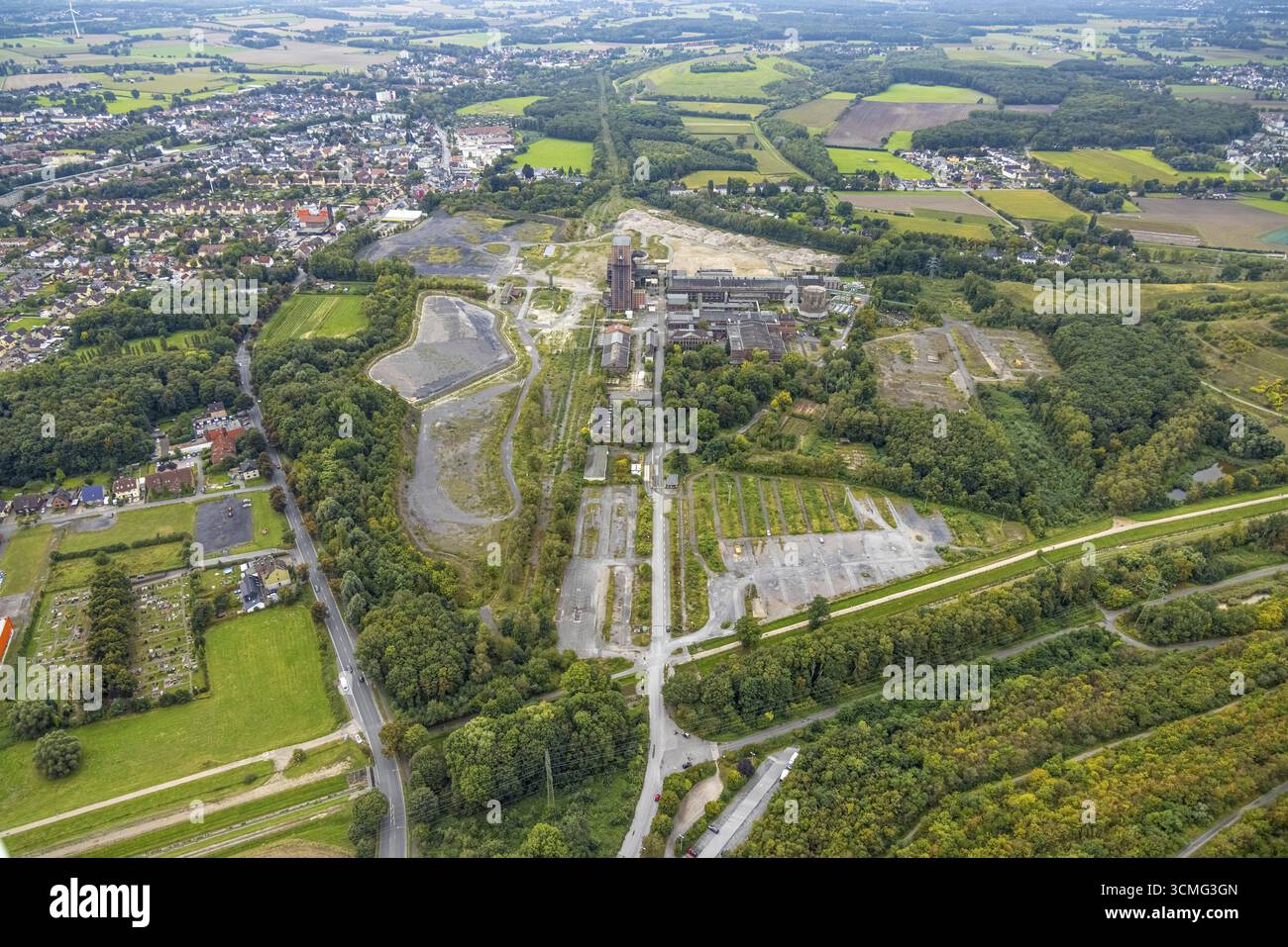 Vista aerea, ex miniera di petrolio Ost Heinrich Robert con torre martello nel distretto di Herringen in Hamm, zona della Ruhr, Renania settentrionale-Vestfalia, Germ Foto Stock