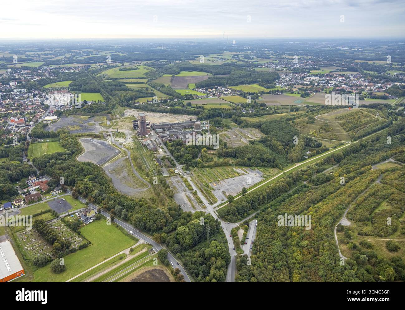 Vista aerea, ex miniera di petrolio Ost Heinrich Robert con torre martello nel distretto di Herringen in Hamm, zona della Ruhr, Renania settentrionale-Vestfalia, Germ Foto Stock