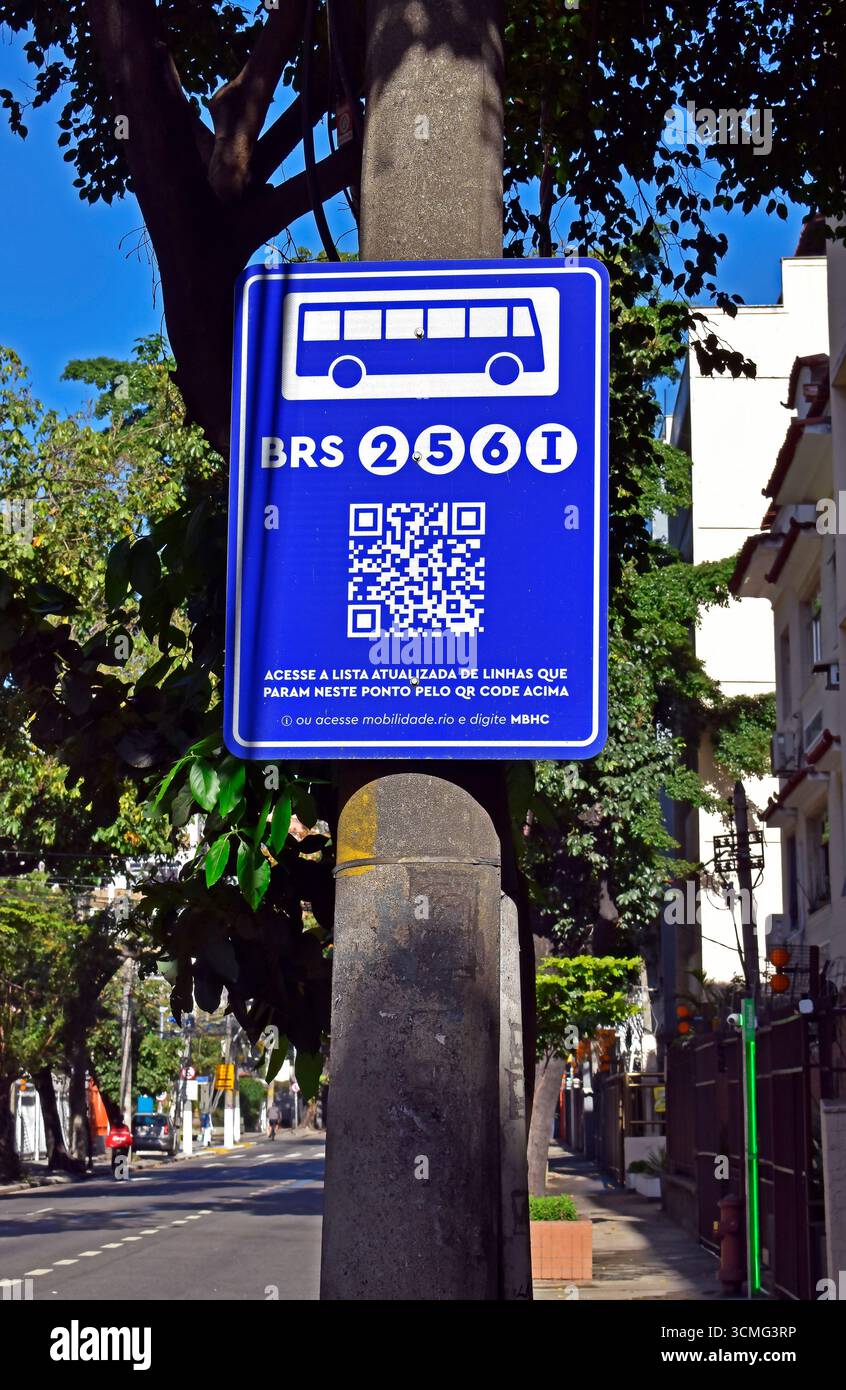 RIO DE JANEIRO, BRASILE - 23 agosto 2025: Segnale di fermata dell'autobus con codice QR nel quartiere di Tijuca Foto Stock