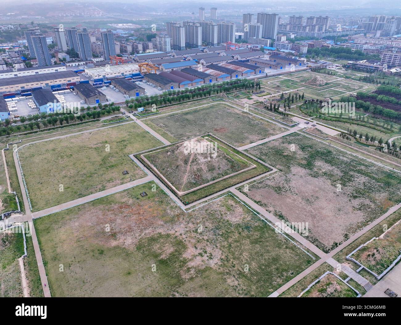 Fotografia aerea del sito culturale di Yonghouling del Mausoleo Imperiale della Dinastia Song settentrionale nella città di Gongyi Foto Stock