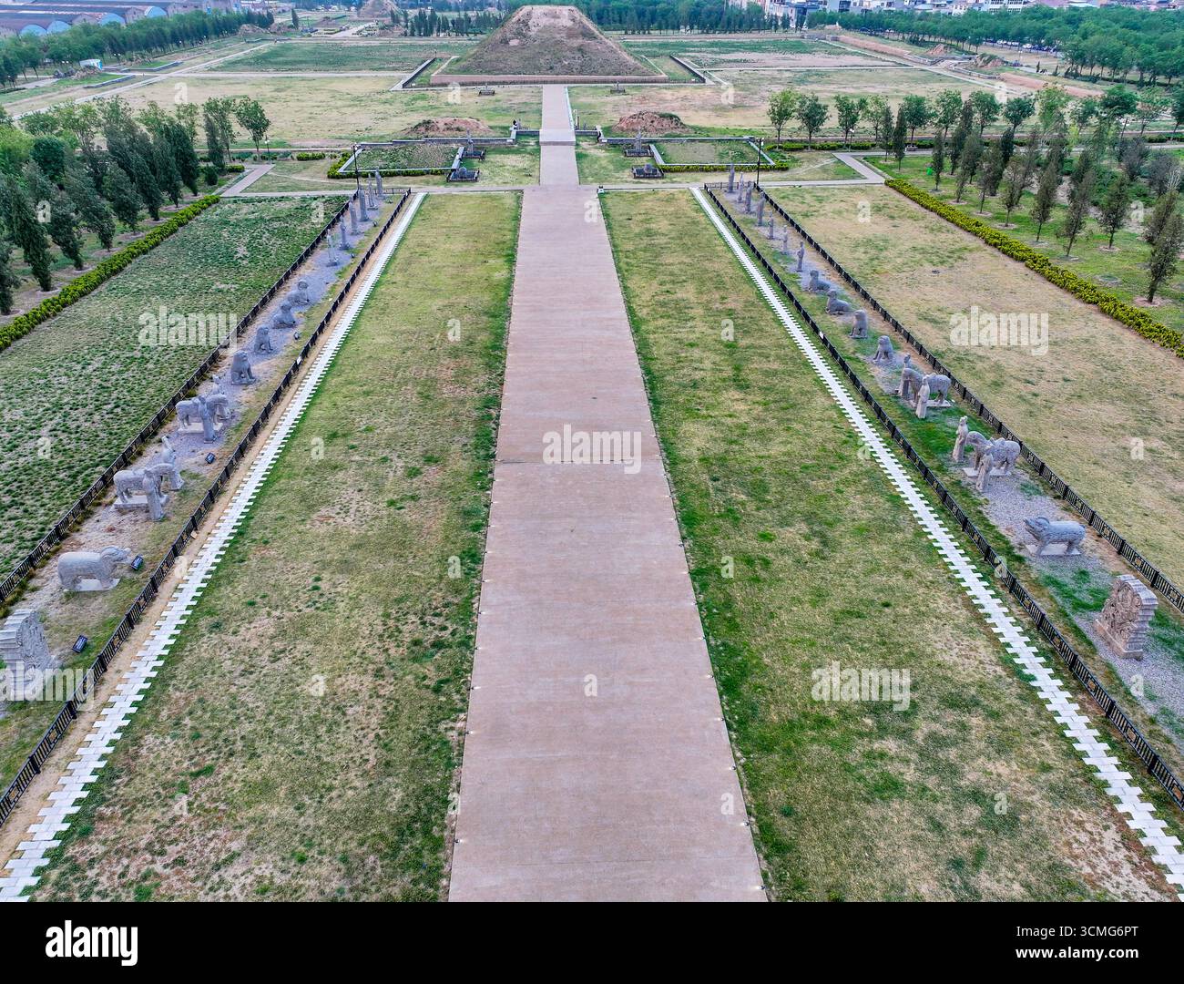 Fotografia aerea del sito culturale di Yonghouling del Mausoleo Imperiale della Dinastia Song settentrionale nella città di Gongyi Foto Stock