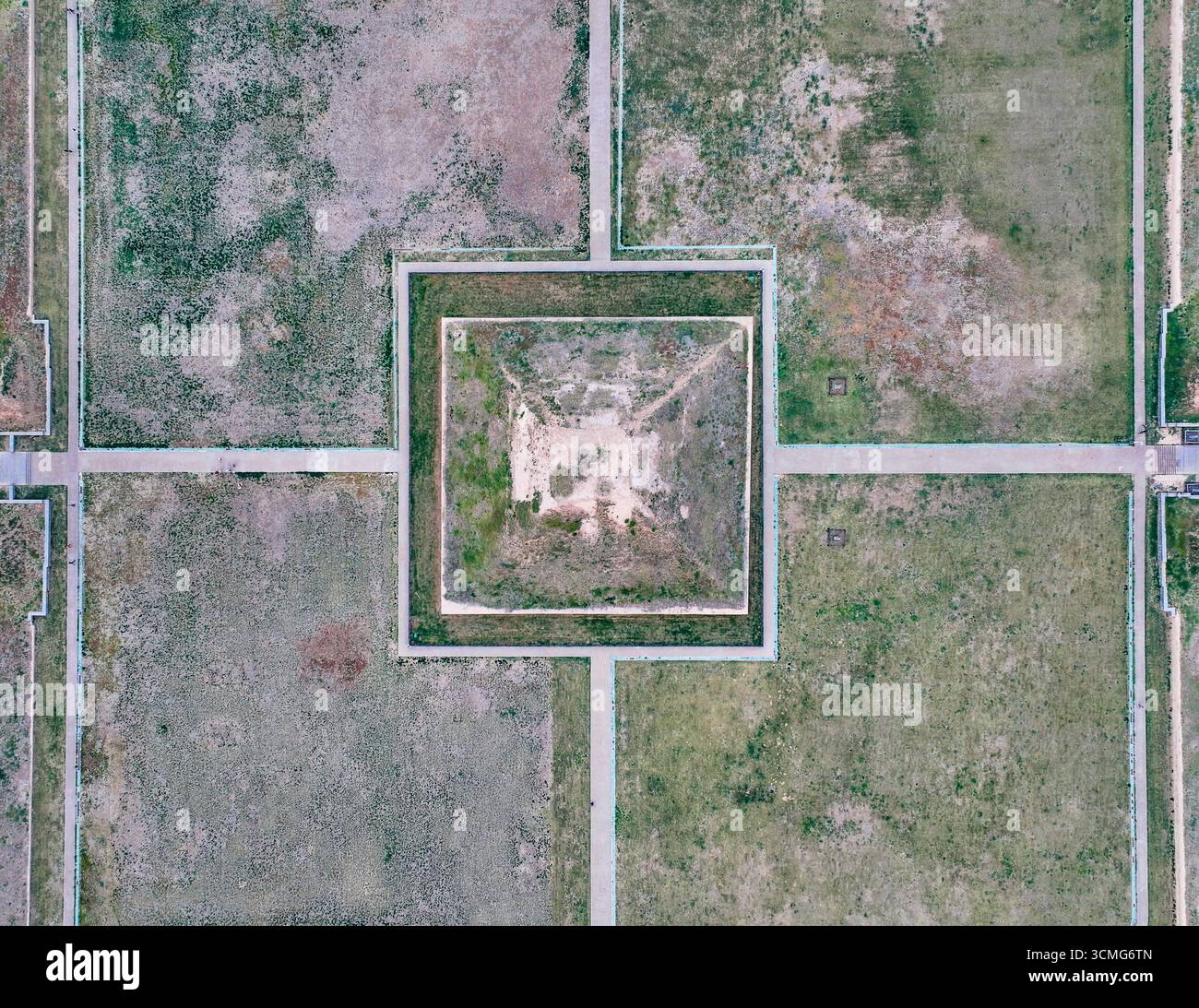 Fotografia aerea del sito culturale di Yonghouling del Mausoleo Imperiale della Dinastia Song settentrionale nella città di Gongyi Foto Stock