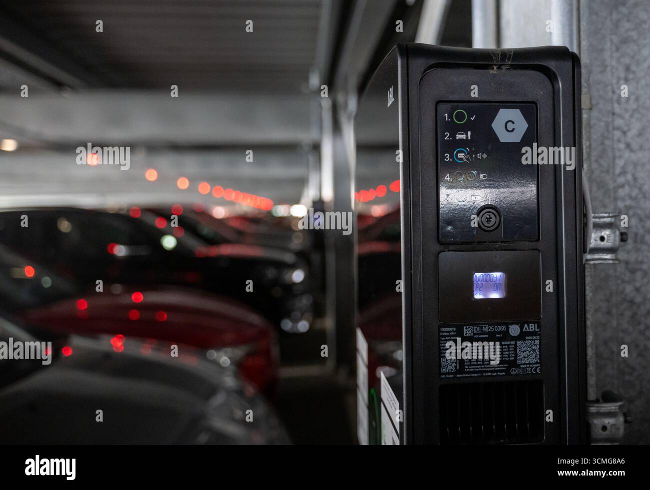 Monaco, Germania. 16 settembre 2025. Un punto di ricarica per auto elettriche nel più grande parco pubblico di ricarica per auto elettriche della Baviera fino ad oggi in un garage dell'aeroporto di Monaco. Il nuovo parco di ricarica dell'aeroporto avrà 275 punti di ricarica. Crediti: Leonie Asendorpf/dpa/Alamy Live News Foto Stock