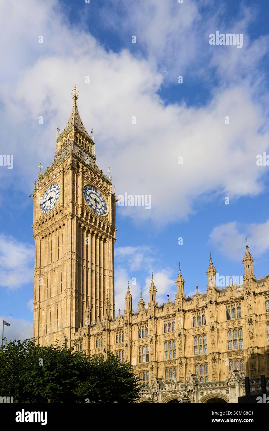 La restaurata Elizabeth Tower presso il Palazzo di Westminster, noto anche come Big Ben. Questo progetto è stato selezionato per il RIBA Stirling Prize 2025 Foto Stock