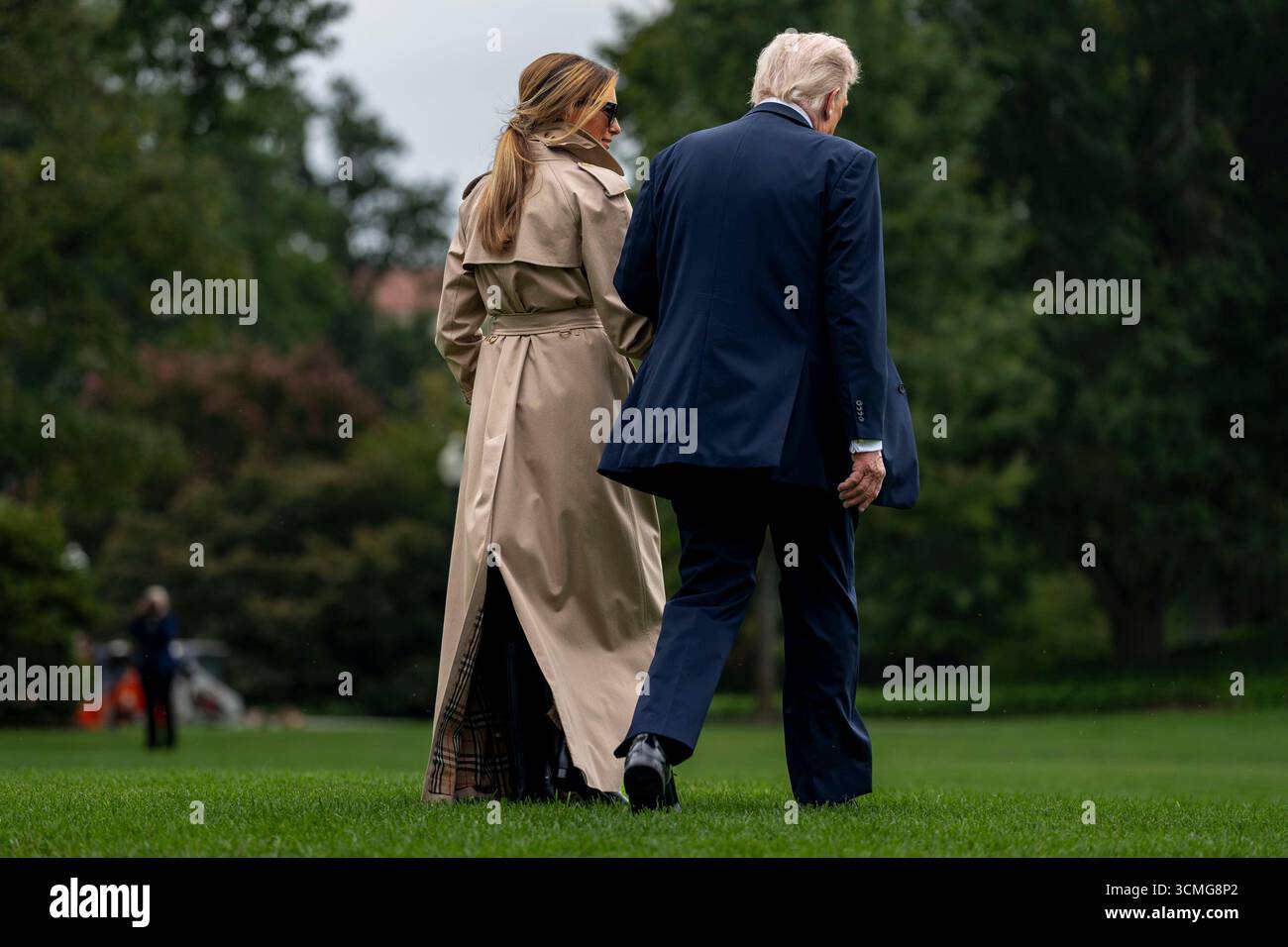 Washington, Stati Uniti. 16 settembre 2025. Il presidente Donald Trump e la First Lady Melania Trump salgono a bordo della Marine One in viaggio verso il Regno Unito sul South Lawn della Casa Bianca a Washington DC martedì 16 settembre 2025. Il Presidente e la First Lady si incontreranno con la famiglia reale mercoledì e diventeranno i primi leader politici eletti in tempi moderni ad essere ospitati per due visite di stato da un monarca britannico. Foto di Bonnie Cash/UPI credito: UPI/Alamy Live News Foto Stock