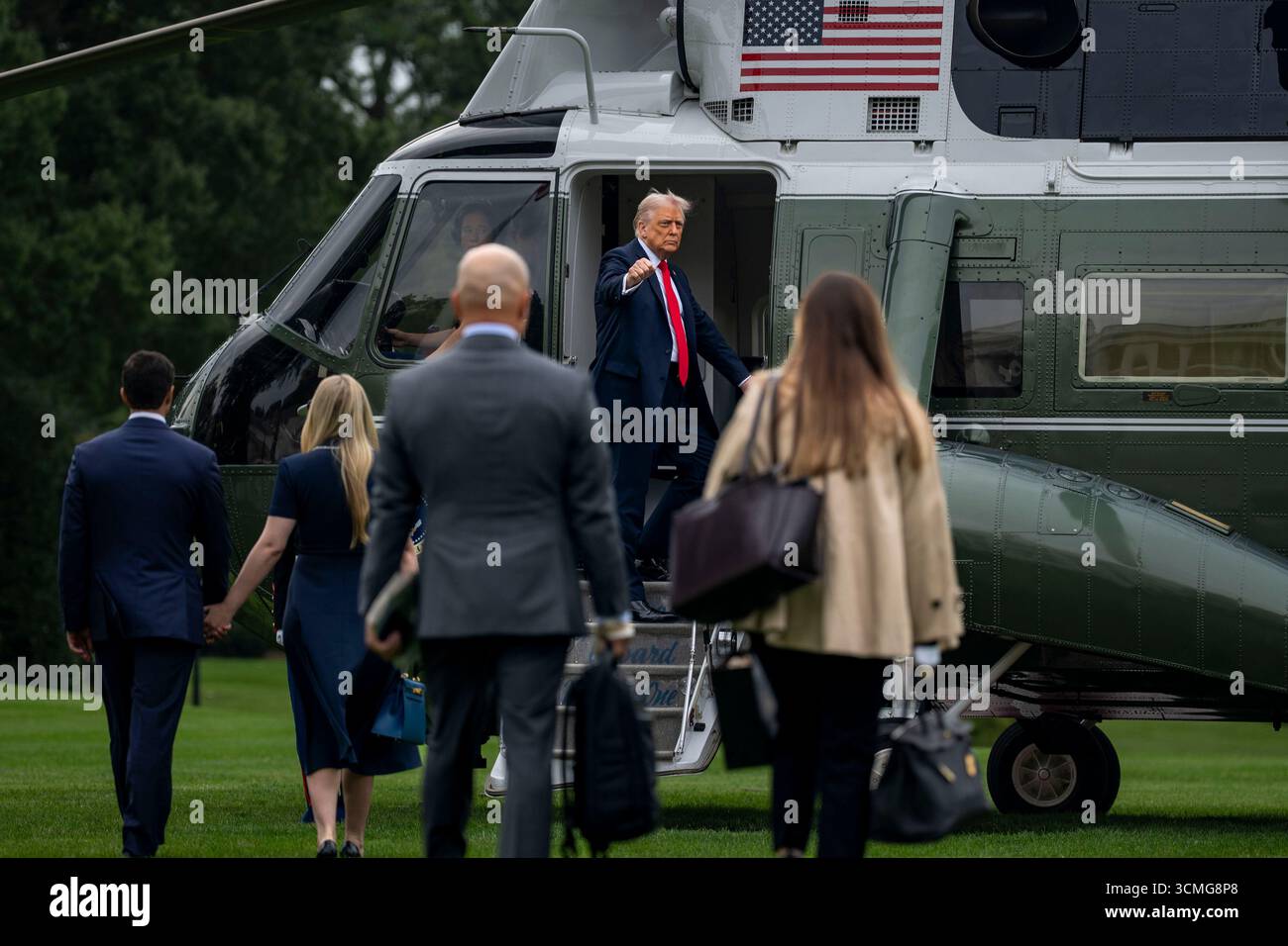 Washington, Stati Uniti. 16 settembre 2025. Il presidente Donald Trump alza un pugno mentre si imbarca su Marine One in viaggio verso il Regno Unito sul South Lawn della Casa Bianca a Washington, DC, martedì 16 settembre 2025. Il presidente e First Lady Melania Trump incontreranno la famiglia reale mercoledì e diventeranno i primi leader politici eletti in tempi moderni ad essere ospitati per due visite di stato da un monarca britannico. Foto di Bonnie Cash/UPI credito: UPI/Alamy Live News Foto Stock