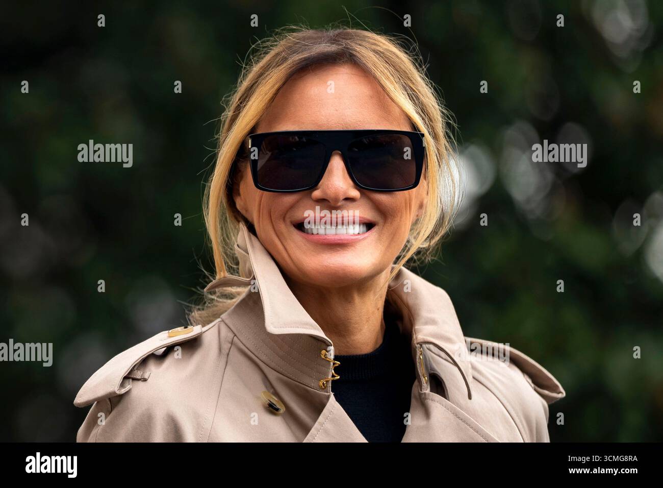 Washington, Stati Uniti. 16 settembre 2025. La First Lady Melania Trump sorride prima di salire a bordo del Marine One in viaggio verso il Regno Unito sul South Lawn della Casa Bianca a Washington DC martedì 16 settembre 2025. Il presidente Donald Trump e la First Lady si incontreranno con la famiglia reale mercoledì e diventeranno i primi leader politici eletti in tempi moderni ad essere ospitati per due visite di stato da un monarca britannico. Foto di Bonnie Cash/UPI credito: UPI/Alamy Live News Foto Stock