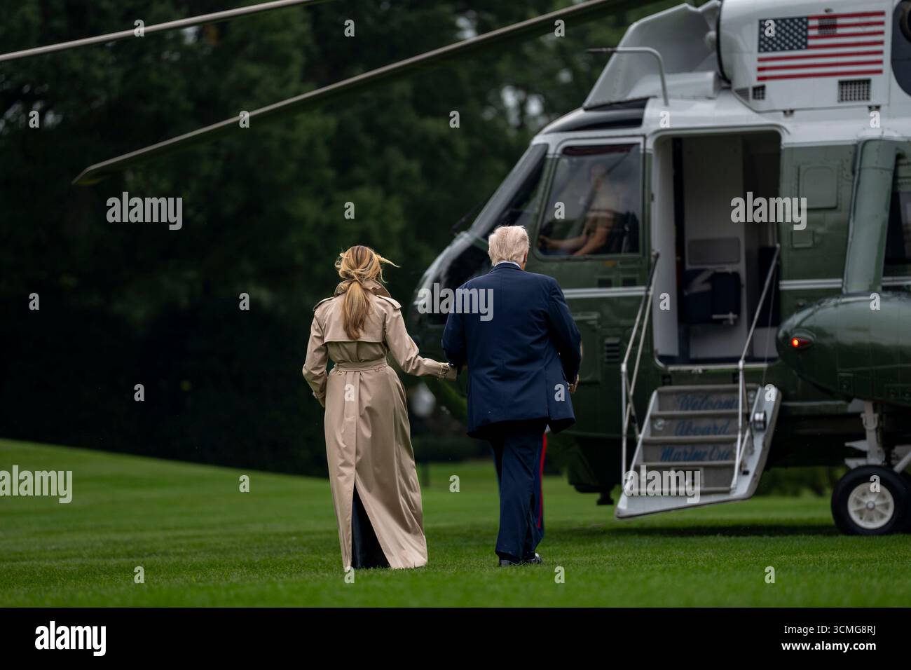 Washington, Stati Uniti. 16 settembre 2025. Il presidente Donald Trump e la First Lady Melania Trump salgono a bordo della Marine One in viaggio verso il Regno Unito sul South Lawn della Casa Bianca a Washington DC martedì 16 settembre 2025. Il Presidente e la First Lady si incontreranno con la famiglia reale mercoledì e diventeranno i primi leader politici eletti in tempi moderni ad essere ospitati per due visite di stato da un monarca britannico. Foto di Bonnie Cash/UPI credito: UPI/Alamy Live News Foto Stock