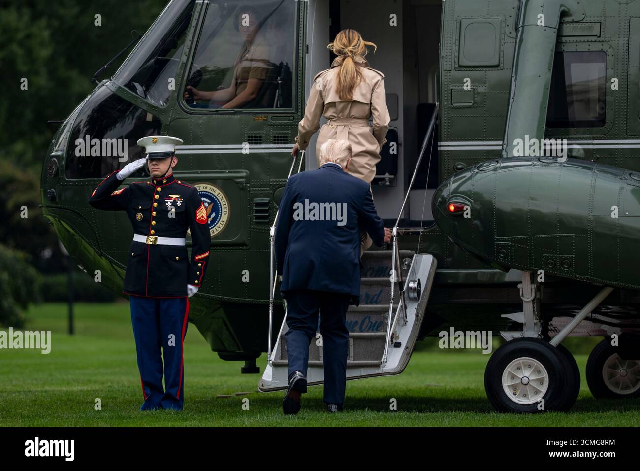 Washington, Stati Uniti. 16 settembre 2025. Il presidente Donald Trump e la First Lady Melania Trump si sono imbarcati su Marine One in viaggio verso il Regno Unito sul South Lawn della Casa Bianca a Washington DC martedì 16 settembre 2025. Il Presidente e la First Lady si incontreranno con la famiglia reale mercoledì e diventeranno i primi leader politici eletti in tempi moderni ad essere ospitati per due visite di stato da un monarca britannico. Foto di Bonnie Cash/UPI credito: UPI/Alamy Live News Foto Stock