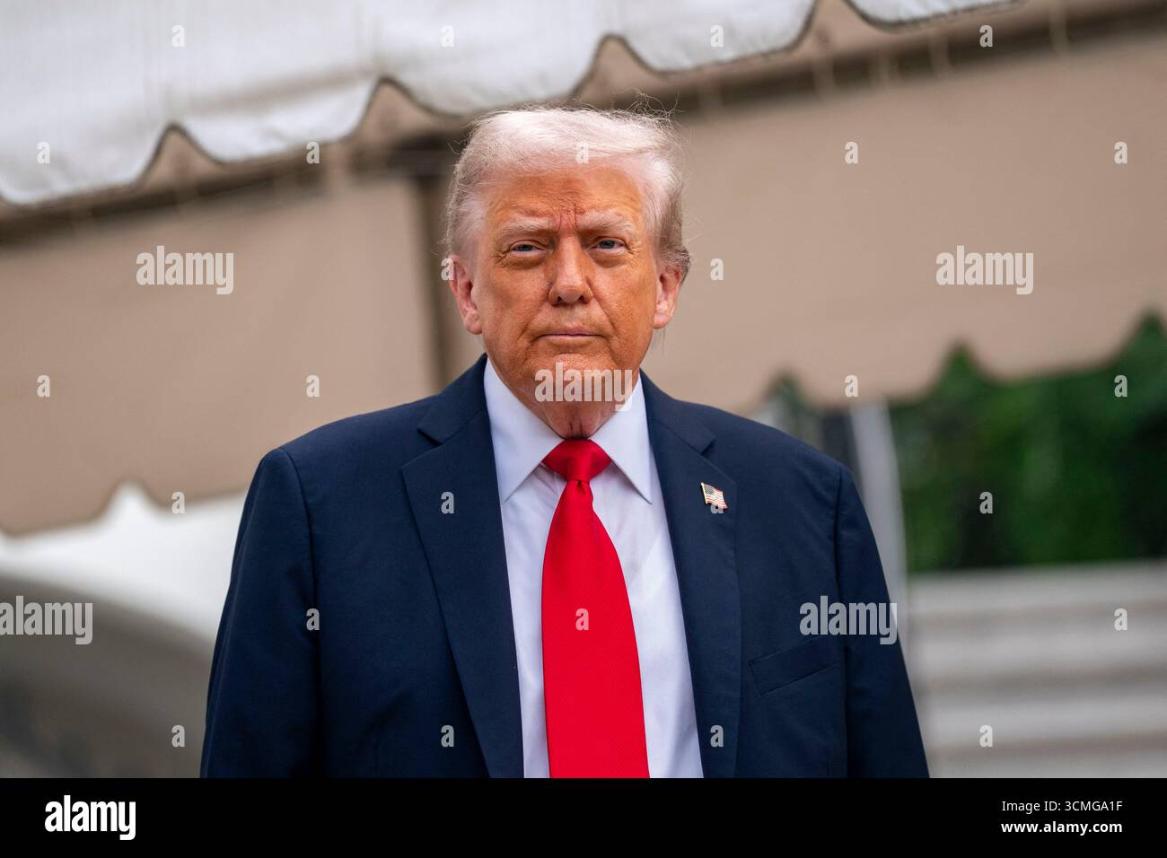 Washington, Stati Uniti. 16 settembre 2025. Il presidente Donald Trump parla alla stampa prima di imbarcarsi su Marine One in viaggio verso il Regno Unito sul South Lawn della Casa Bianca a Washington, DC, martedì 16 settembre 2025. Il presidente Trump e la First Lady Melania Trump si incontreranno con la famiglia reale mercoledì e diventeranno i primi leader politici eletti in tempi moderni ad essere ospitati per due visite di stato da un monarca britannico. Foto di Bonnie Cash/Pool/ABACAPRESS.COM credito: Abaca Press/Alamy Live News Foto Stock