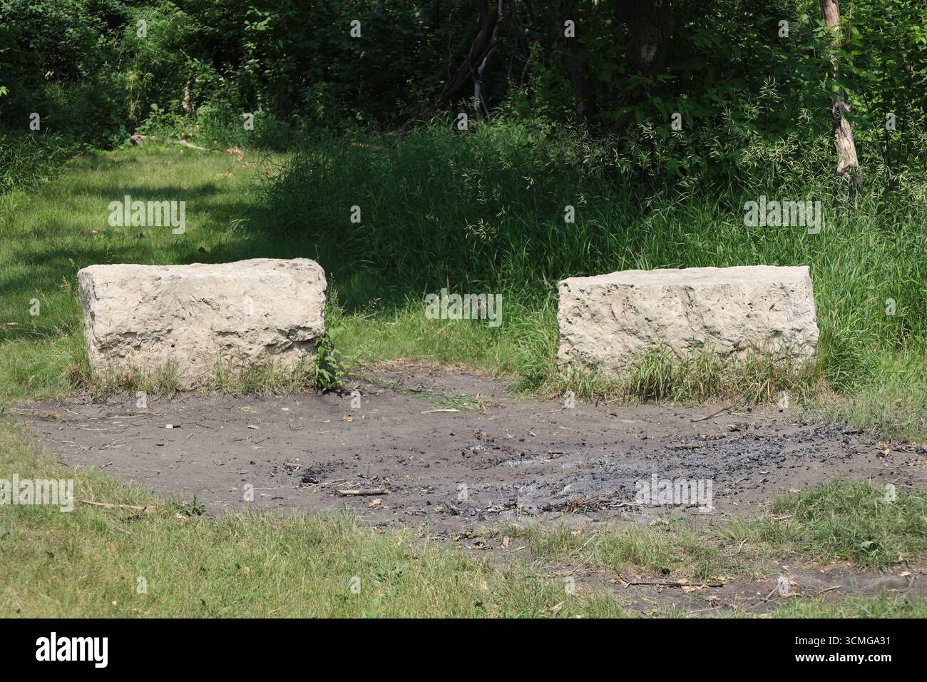 I blocchi di pietra calcarea cava servono da panchine accanto al caminetto per le cerimonie degli indigeni aborigeni nativi Foto Stock