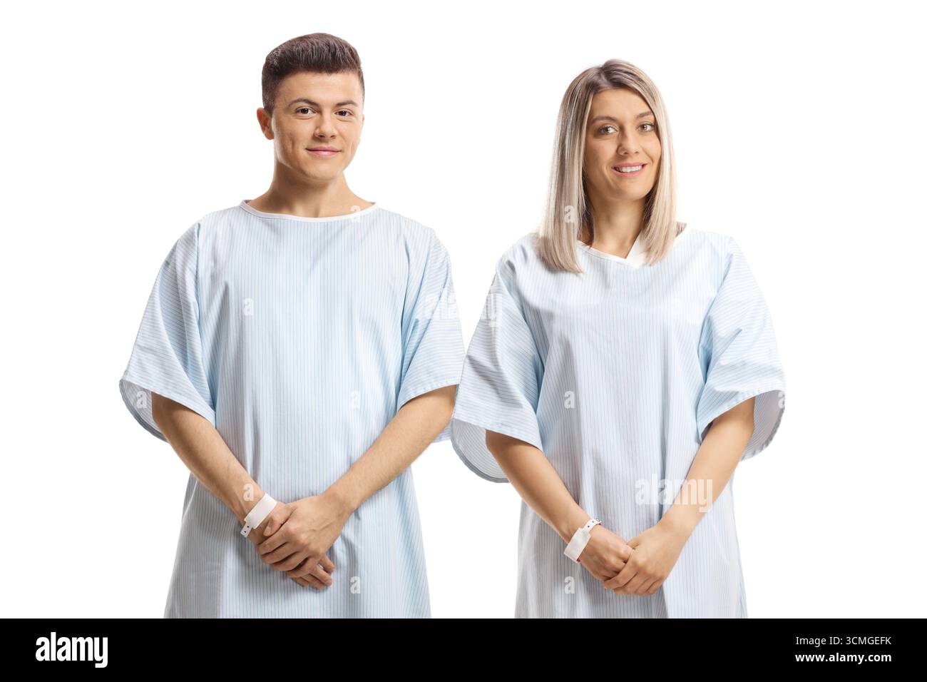 Giovane paziente di sesso maschile e femminile in camici ospedalieri isolati su sfondo bianco Foto Stock