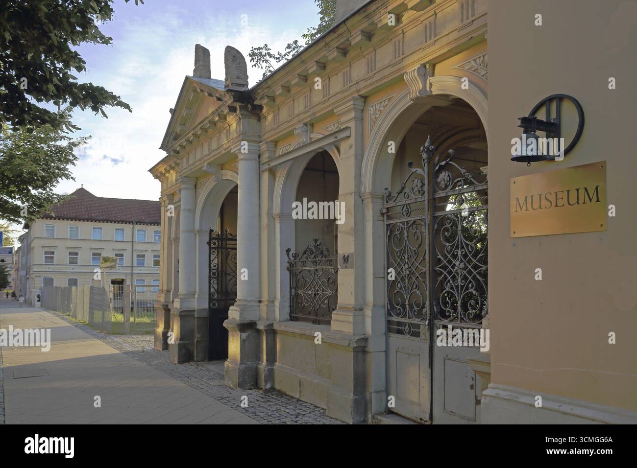 Edificio classico costruito nel 1857 dal Museo Bell con campana e iscrizione, Museo cittadino, GlockenStadtMuseum, Apolda, Turingia, Germania Foto Stock