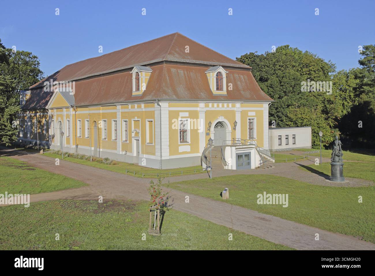 Municipio barocco e monumento alla zarina russa e all'imperatrice Caterina la grande, giardino del castello, Zerbst, Flaeming, Sassonia-Anhalt, Germania Foto Stock