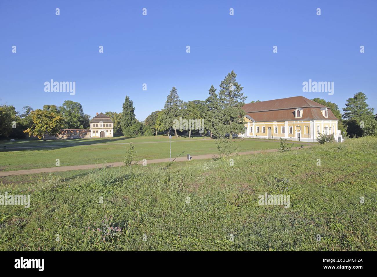 Giardino del castello con scuderie e municipio barocco Zerbst, Flaeming, Sassonia-Anhalt, Germania Foto Stock
