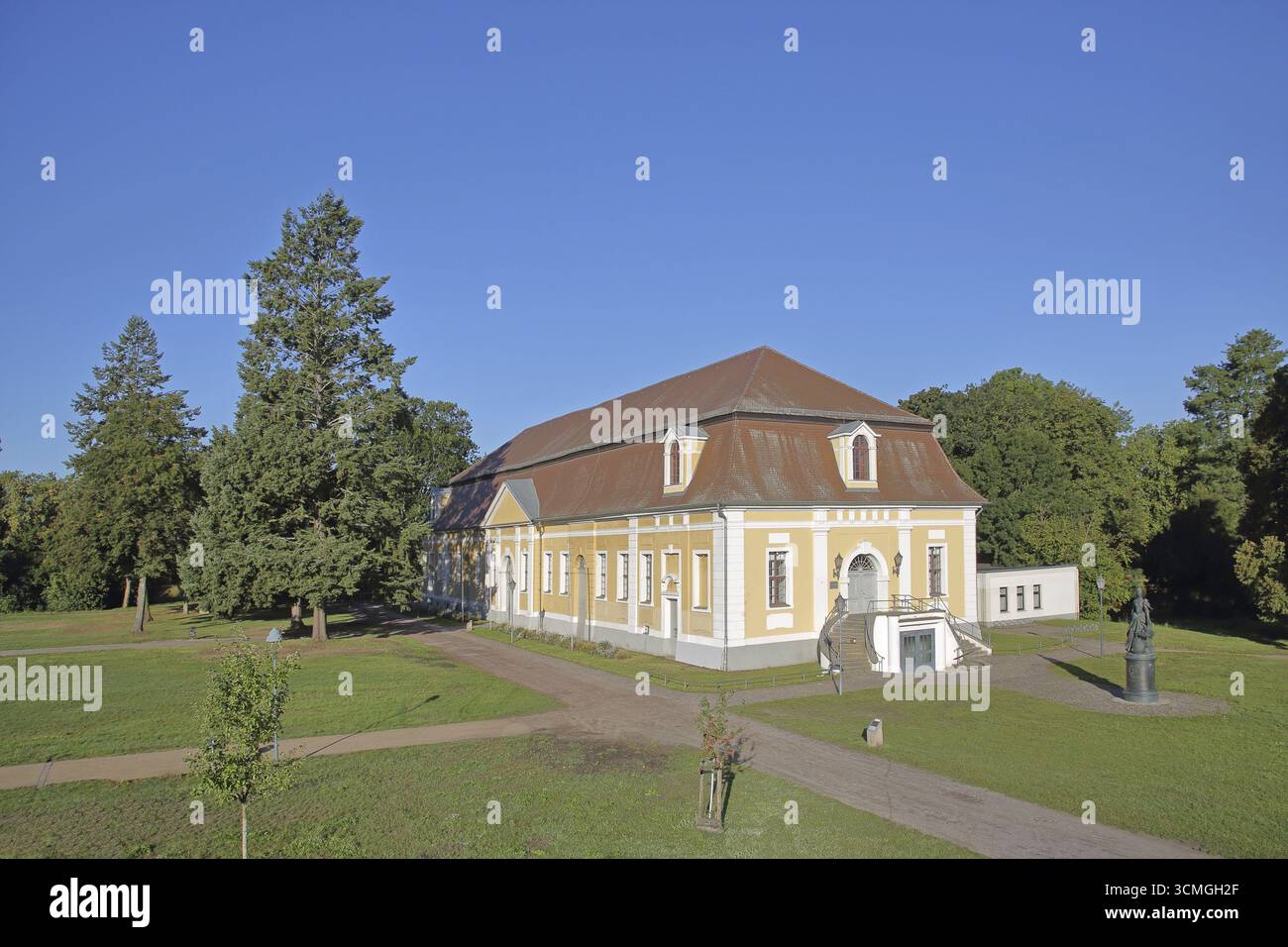 Municipio barocco e monumento alla zarina russa e all'imperatrice Caterina la grande, giardino del castello, Zerbst, Flaeming, Sassonia-Anhalt, Germania Foto Stock