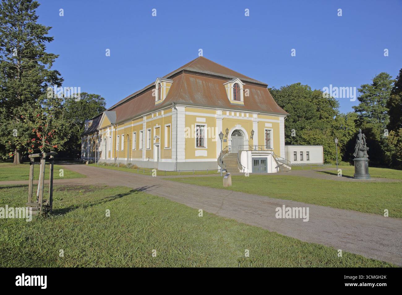 Municipio barocco e monumento alla zarina russa e all'imperatrice Caterina la grande, giardino del castello, Zerbst, Flaeming, Sassonia-Anhalt, Germania Foto Stock