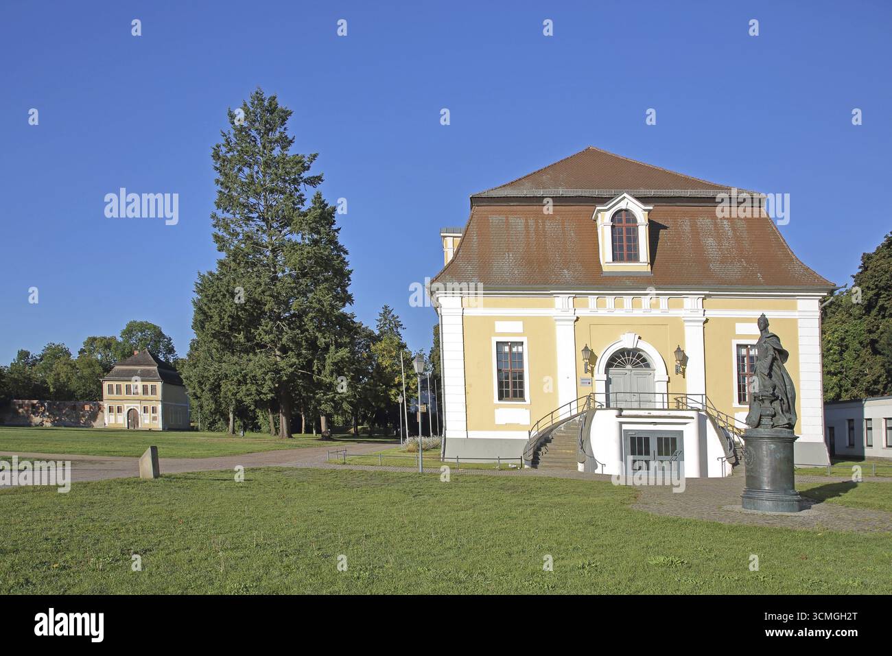Municipio e scuderie barocche, monumento alla zarina russa e all'imperatrice Caterina la grande, giardino del castello, Zerbst, Flaeming, Sassonia-Anhalt, Germania Foto Stock